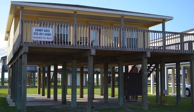 Sunny Days - Beautiful, large Deck, and Nice Views! Free WIFI & Pet-Friendly!
