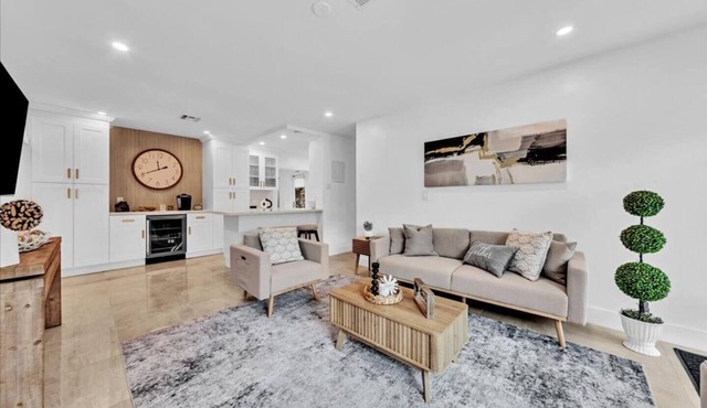 Sunny Days Getaway, 5BD Heated Pool Family Home!
