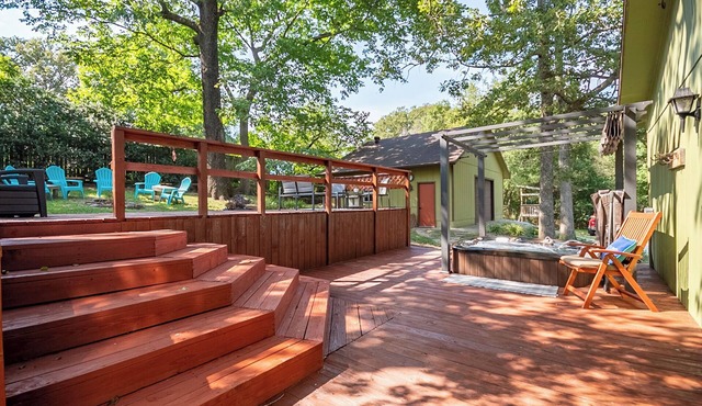 Sunny Days Getaway, Hot Tub/Fire Pit near Beaver Lake