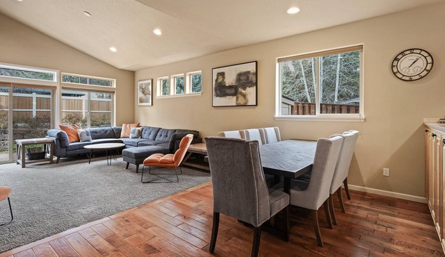 Sunny Days - Seasonal Community Pool & Park, Fenced Yard