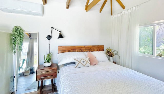 Sunny Days Tiny House - newly renovated with private entrance, pool & view