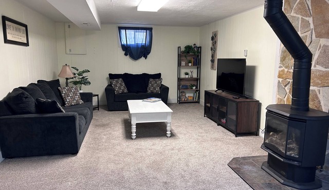 Sunny Days w/room for everyone. Pet-Friendly!