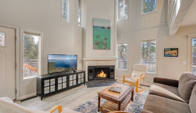 Sunny Daze at Dollar Point - 3BR + Loft, Wood Fireplace, Close to Lake!