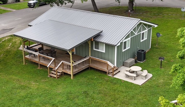 Sunny Daze Cottage 3 bedroom covered deck resort boat dock pool firepit arcade