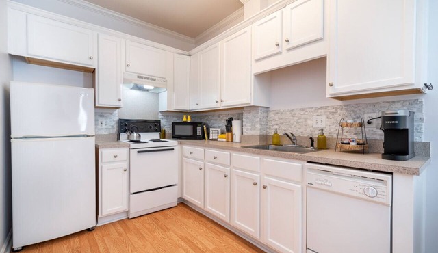 Sunny Daze · Sunny Daze- Chic condo close to NASCAR