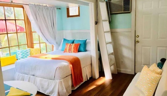 Sunny Daze Tiny Cottage, sleeps 2 adults