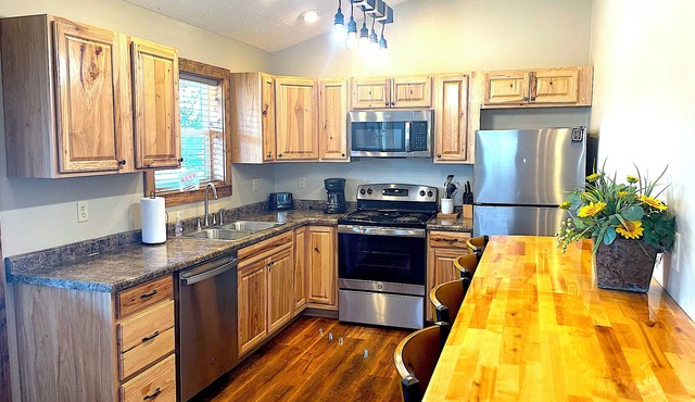 SUNNY DAZE - Two Bedroom, Two Bath Luxury Cabin