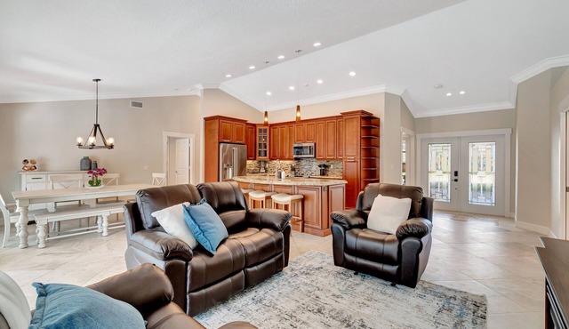 Sunny De-Lite! Cozy private pool home retreat 3 mi to WEF in Wellington.