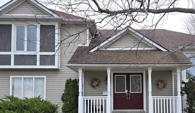 Sunny detached house 300' to Lake & Marina, 900' to Golf. 2+2Bed/2.5Bath, Office