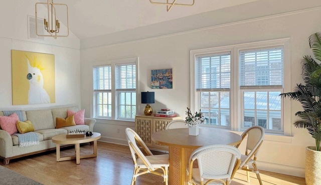 Sunny Downtown Savannah Carriage House