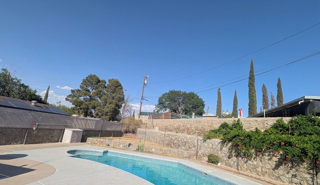 Sunny El paso family stay and Pool