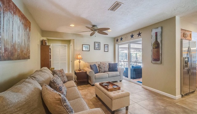 Sunny Escape- Private Pool, Hot Tub, Pet-Friendly & Sleeps 6-8