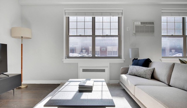 Sunny Evanston 2BR, 1 mile from Northwestern campus, by Blueground