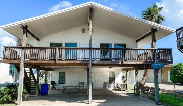 Sunny Family Friendly House 1500 sqft ~ Oversized Covered Deck ~ .5 m to Beach