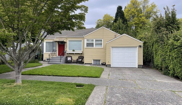 Sunny, Family Friendly Old Ballard Charm Home With Private Backyard Next To Park