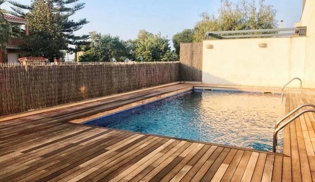 Sunny Family Home with Pool, Near Beach & Close to Barcelona
