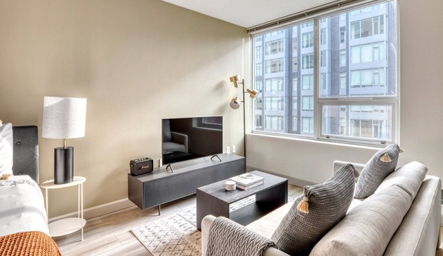 Sunny First Hill Studio w/ Gym, W/D & BBQ, great views, by Blueground