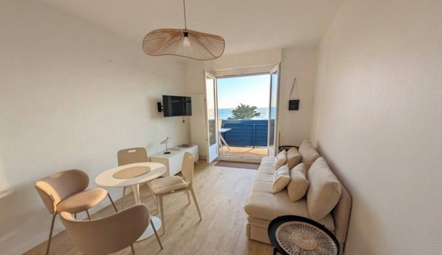 Sunny Flat with Sea-View Balcony