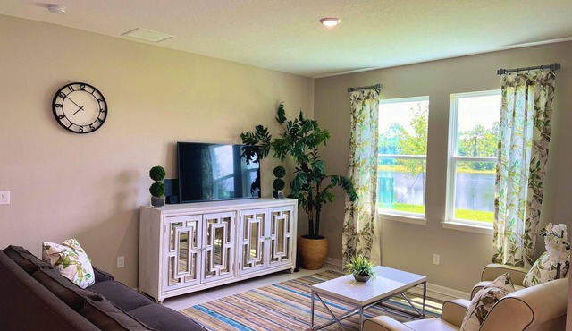 Sunny Florida Retreat – 4BR + Office, gym, gated community Near Venice Beach!