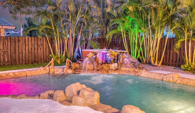 Sunny Florida Escape: Private Heated Pool, Hot Tub, Putting Green, Beach Nearby!