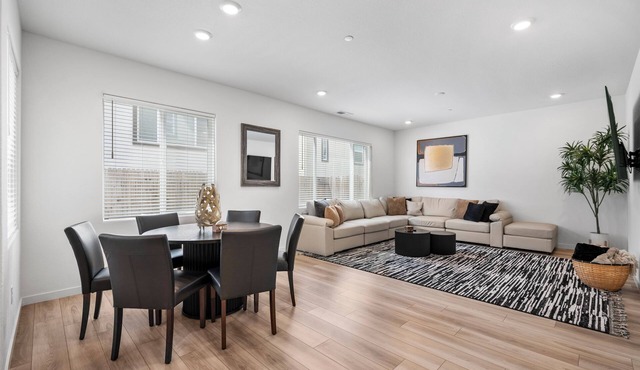 Sunny Folsom Escape: Cozy Vibes & Stylish Stay