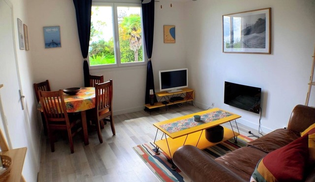 Sunny apartment 12 mins to beach
