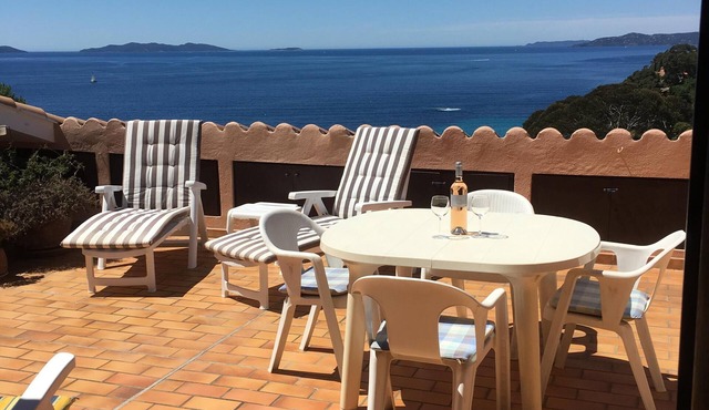 Sunny fully equipped apartment with fantastic sea view.