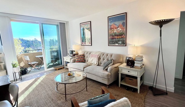 Sunny, Furnished Silver Lake 1BR Mid-term rental, WFH ready, Utilities included
