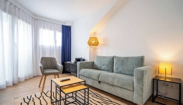 Sunny Gros Terrace Two Getaway Near Surf, Tapas, Shopping & Old Town Streets