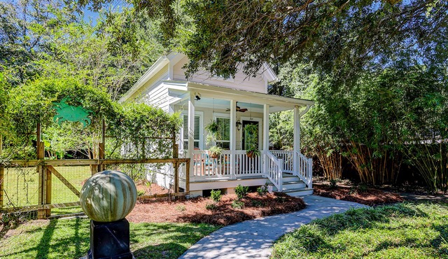 Sunny garden cottage with a furnished front porch, grill, AC, & washer/dryer