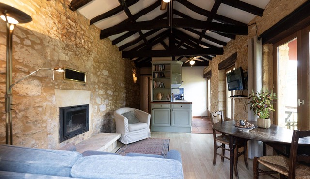 Sunny gite with private terrace & gorgeous views in the heart of the Périgord