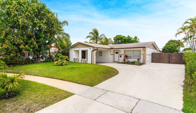 Sunny Goldie in Lauderdale Lakes