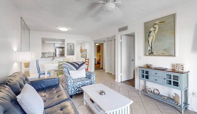 Sunny ground-floor condo w/private patio, W/D, on-site pools, tennis court, BBQ