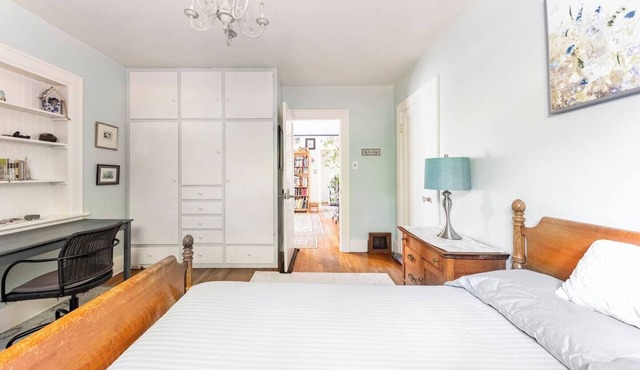 Sunny Guestroom in private home. Seasonal Hot Tub & Pool!