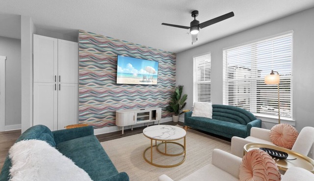 Sunny Haven: Chic 2BR/2BA with Pool & Gym