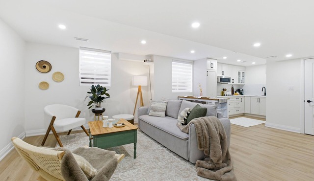 Sunny Haven – Curated Private Suite w/Projector