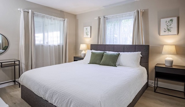 Sunny & Heated Pool Vacation Home, Beach Proximity, Cozy Beds & Wi-Fi