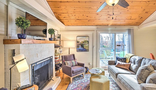 ‘Sunny Hill Cottage’ Dry Ridge Escape w/Deck!