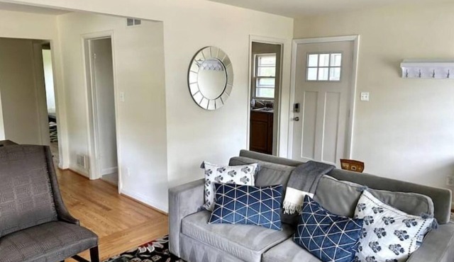 Sunny Hilltop 2-BR Top Floor in Arlington
