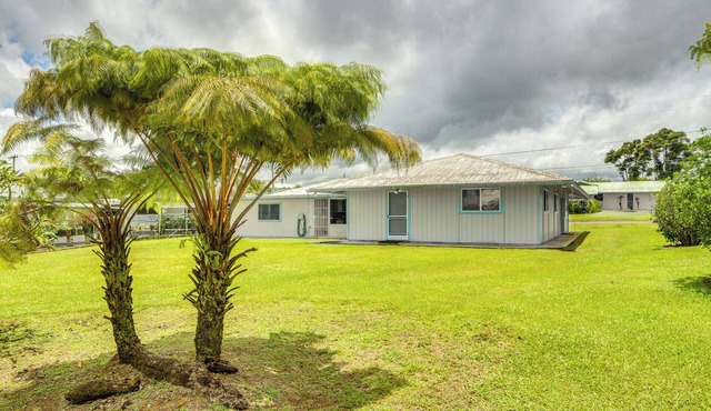 Sunny Hilo Home w/Game Room: Walk to Golf Course!