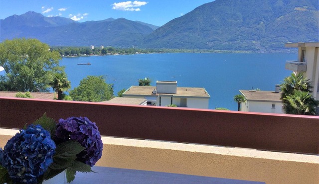 Sunny holiday flat with balcony and magnificent view, near the lakeside promenad