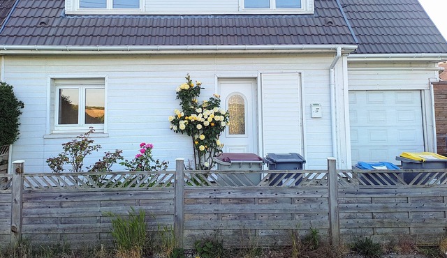 Sunny holiday home between sea and hills