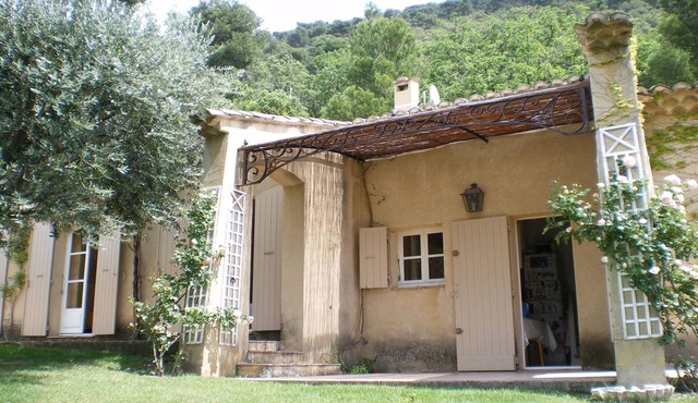 Sunny holiday home in Provence with pool