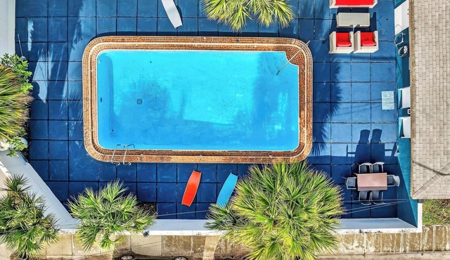 Sunny Hollywood Pool Home ~ Near Beach & Casino