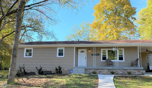 Sunny home across from Lake Barkley, fenced yard patio w/grill convenient to LBL