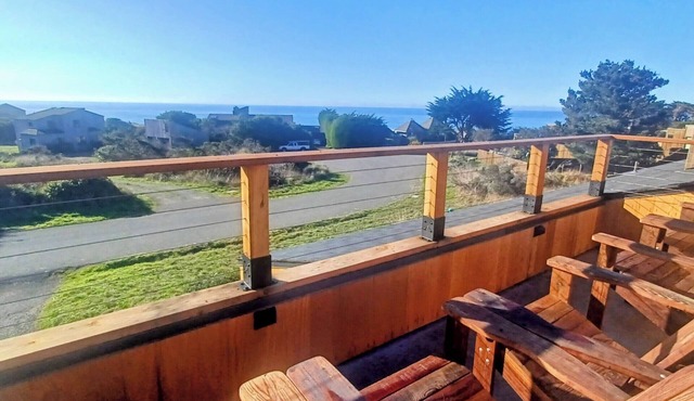 Sunny Home. Hot Tub. Walk to 2 Beaches, Rec Center, Bluff Trail and the Lodge.