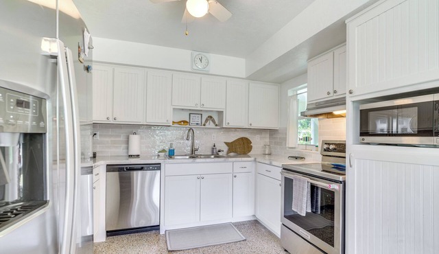 Sunny Home in Yankeetown w/Lanai & Backyard!