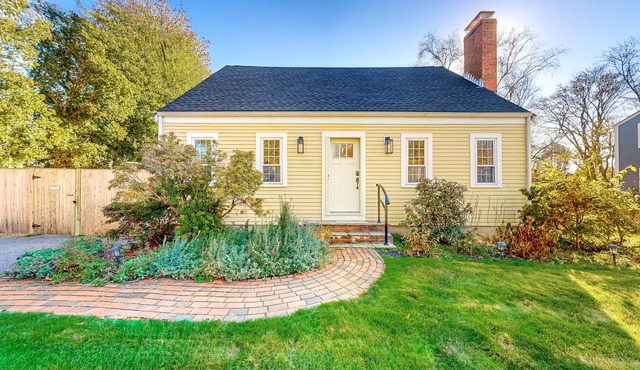 Sunny home near Newburyport and the beach with expansive yard & central AC