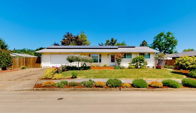 Sunny home with enclosed yard, grill, fast WiFi, washer/dryer, & outdoor dining