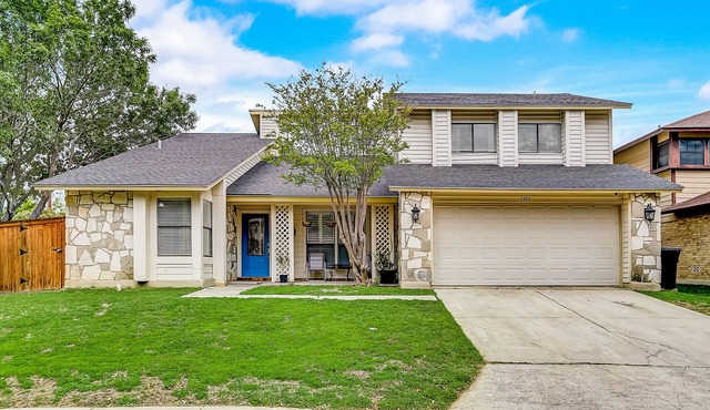 Sunny home with private outdoor pool, enclosed backyard, desks, W/D, AC